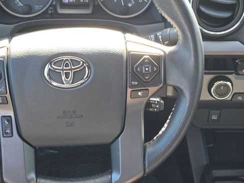 Used 2017 Toyota Tacoma TRD Sport w/ Tow Package (A/T) AWD/4WD image 18
