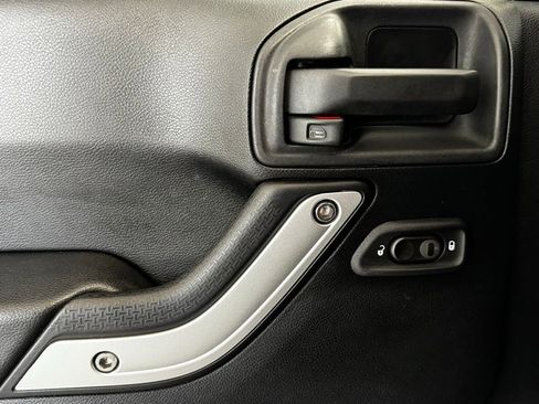 Used 2015 Jeep Wrangler Sahara image 10