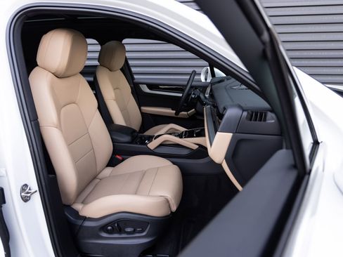 New 2025 Porsche Cayenne image 34