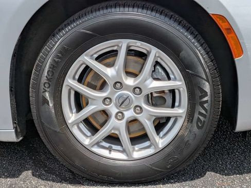 Used 2024 Chrysler Pacifica Touring-L FWD image 11