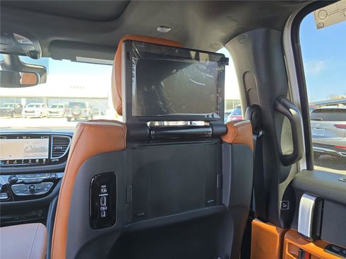 New 2026 Chrysler Pacifica Pinnacle image 17