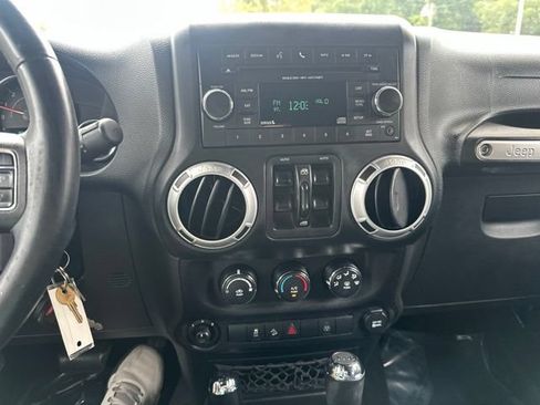 Used 2014 Jeep Wrangler Unlimited Rubicon w/ Connectivity Group AWD/4WD image 16