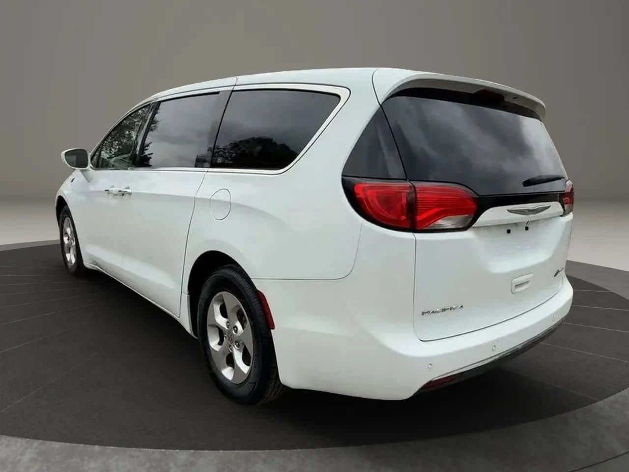Used 2018 Chrysler Pacifica Touring Plus FWD image 4