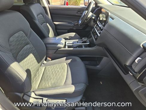 Used 2025 Nissan Pathfinder SV FWD image 17
