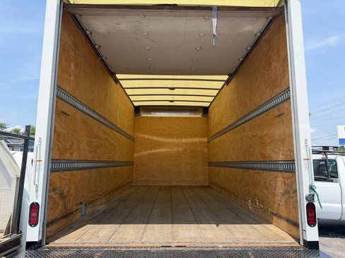 Used 2021 Isuzu NPR RWD image 7