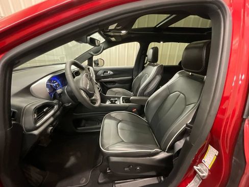 Used 2026 Chrysler Pacifica Limited FWD image 9
