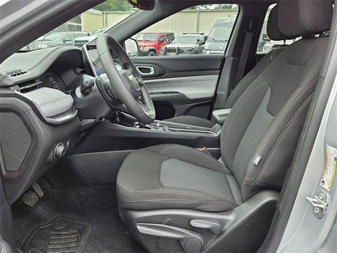 Used 2025 Jeep Compass Sport image 10