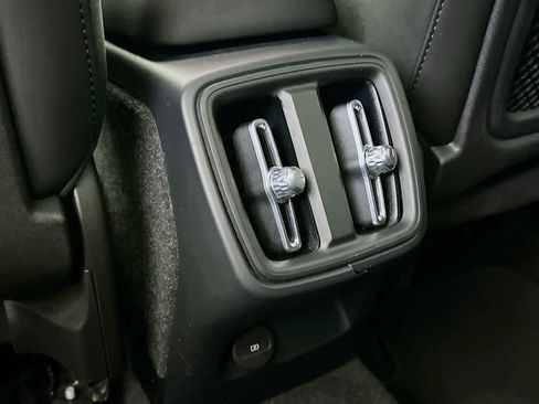 Used 2023 Volvo XC40 B5 Plus image 13
