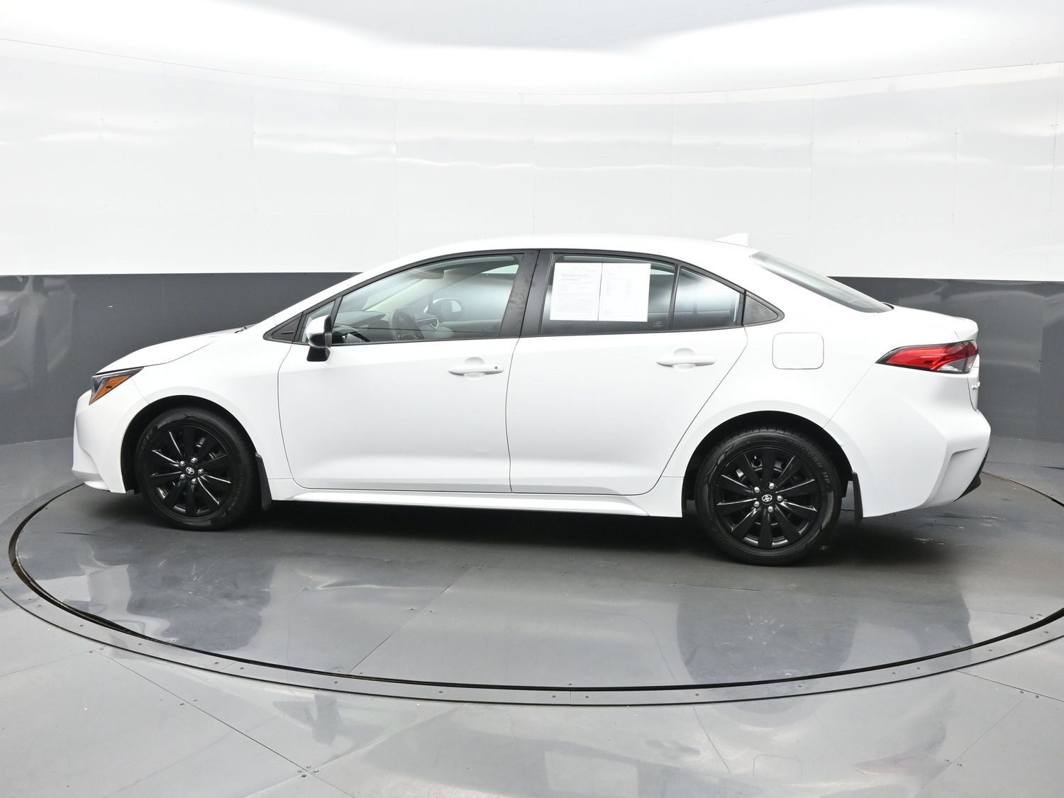 Used 2023 Toyota Corolla LE FWD image 3