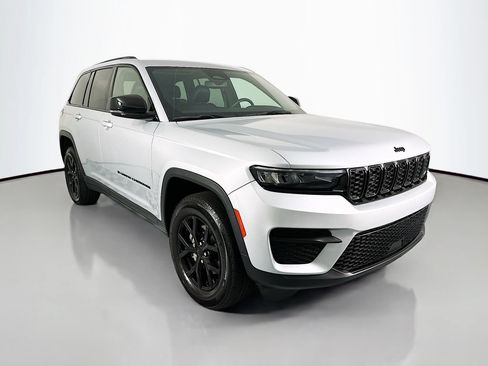 Used 2024 Jeep Grand Cherokee Altitude RWD image 7