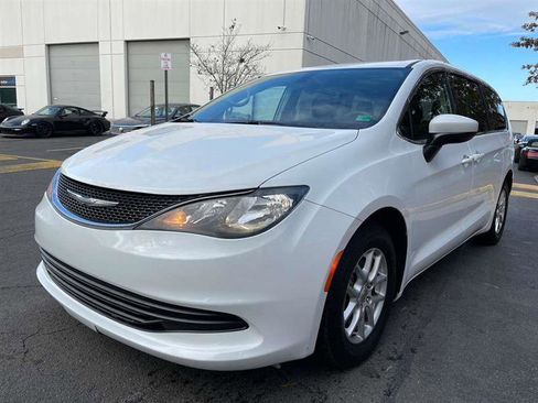 Used 2017 Chrysler Pacifica LX image 1