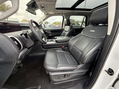 Used 2025 Ford Expedition Platinum image 30