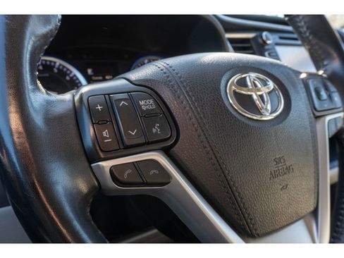 Used 2019 Toyota Highlander XLE image 29