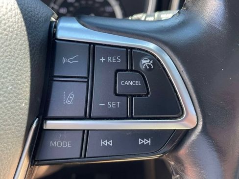 Used 2021 Toyota Highlander XLE FWD image 32