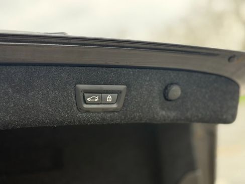 Used 2021 BMW M550i xDrive image 38