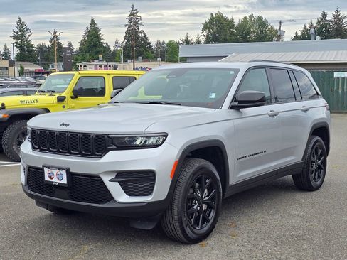 Used 2025 Jeep Grand Cherokee Altitude AWD/4WD image 3