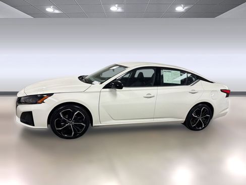 Used 2025 Nissan Altima 2.5 SR FWD image 2
