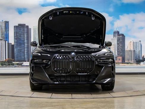 Used 2025 BMW 740i xDrive w/ Premium Package image 4