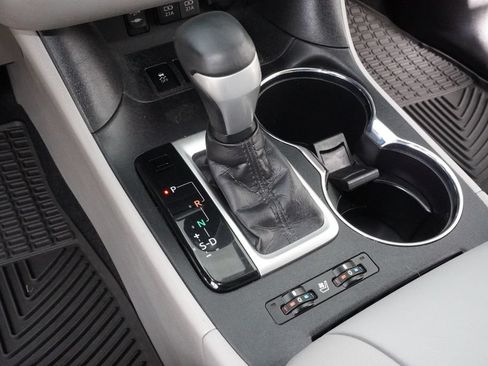 Used 2019 Toyota Highlander Limited FWD image 19