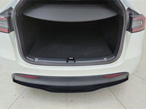 Used 2023 Tesla Model Y Performance image 14