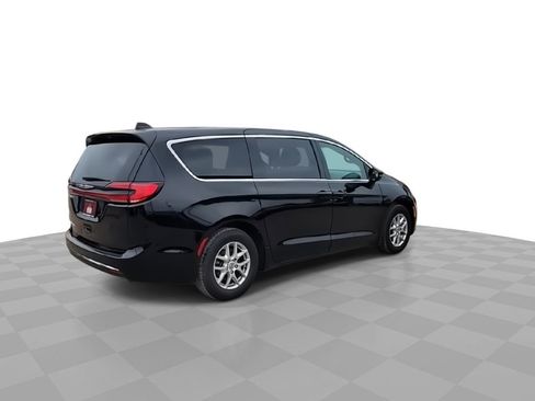 Used 2025 Chrysler Pacifica Select FWD image 8