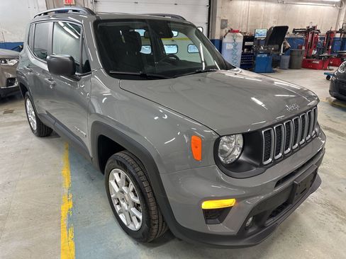 Used 2022 Jeep Renegade Latitude w/ Convenience Group AWD/4WD image 3