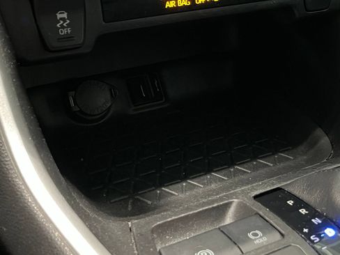 Used 2021 Toyota RAV4 LE AWD/4WD image 25