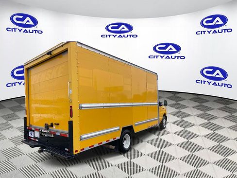 Used 2022 Ford E-350 and Econoline 350 Super Duty RWD image 3