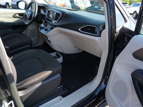 Used 2020 Chrysler Voyager L FWD image 25