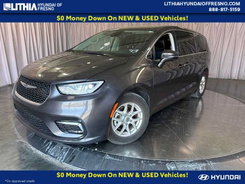 Used 2023 Chrysler Pacifica Touring-L FWD image 1