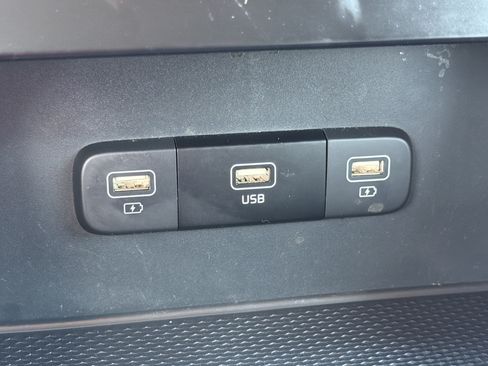 Used 2024 Kia Carnival LX FWD image 28