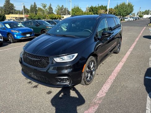 Used 2025 Chrysler Pacifica Limited FWD image 3