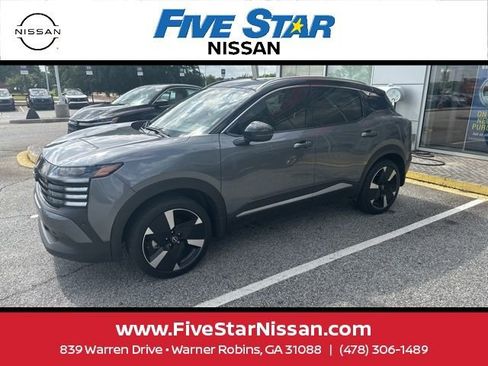 Used 2025 Nissan Kicks SR w/ Illumination Package FWD image 2