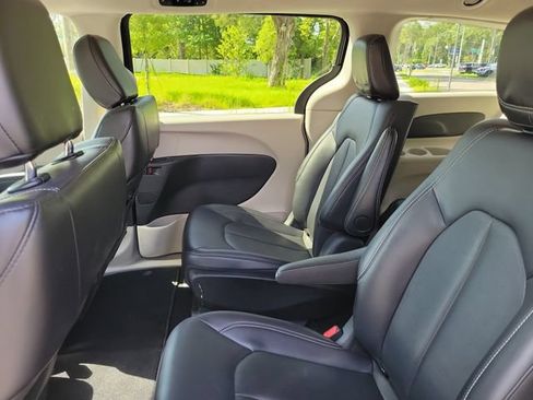 Used 2024 Chrysler Pacifica Limited FWD image 30