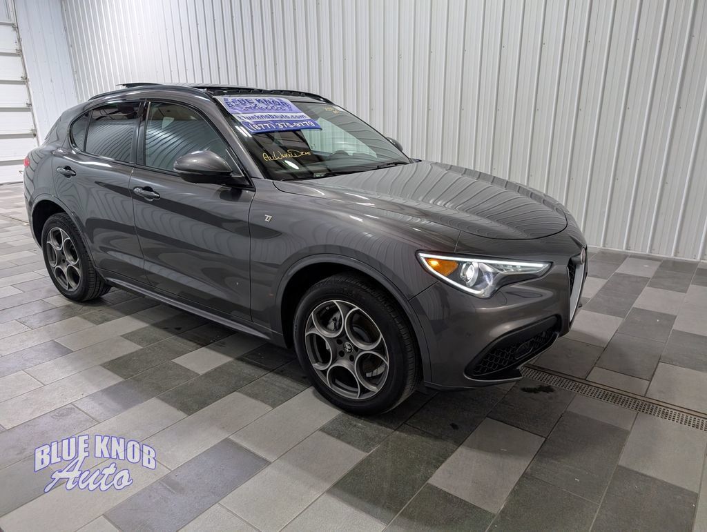 Used 2023 Alfa Romeo Stelvio Ti AWD/4WD image 5