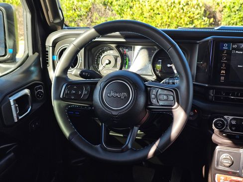 Used 2025 Jeep Wrangler Unlimited Rubicon 4xe w/ Convenience Group AWD/4WD image 24