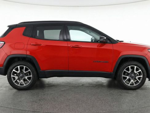Used 2025 Jeep Compass Trailhawk AWD/4WD image 11