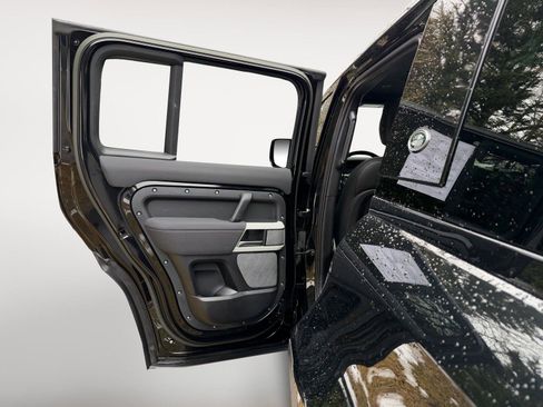 Used 2023 Land Rover Defender 130 SE image 15