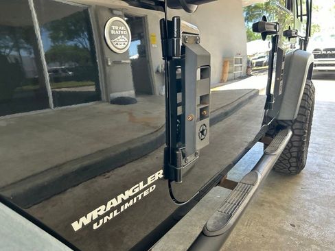 Used 2012 Jeep Wrangler Unlimited Rubicon w/ Connectivity Group AWD/4WD image 12