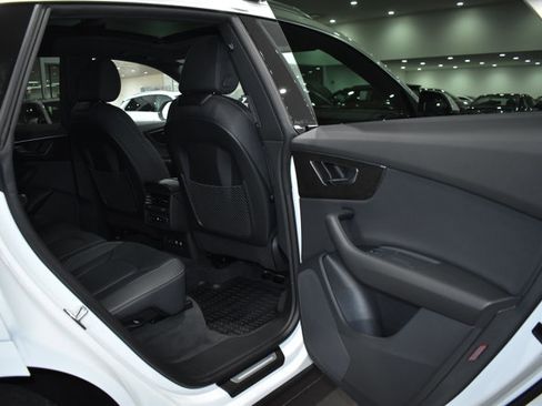 Used 2025 Audi Q8 Premium AWD/4WD image 31