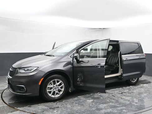 Used 2023 Chrysler Pacifica Touring-L image 51