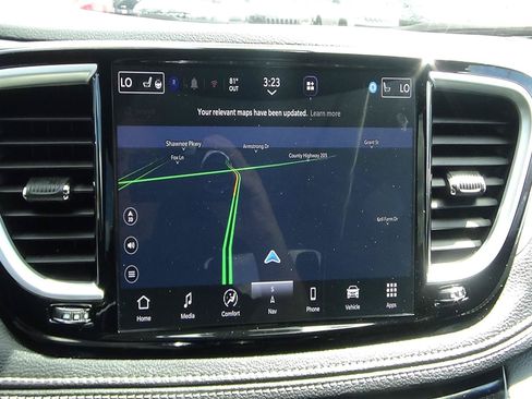 Used 2026 Chrysler Pacifica Limited FWD image 30