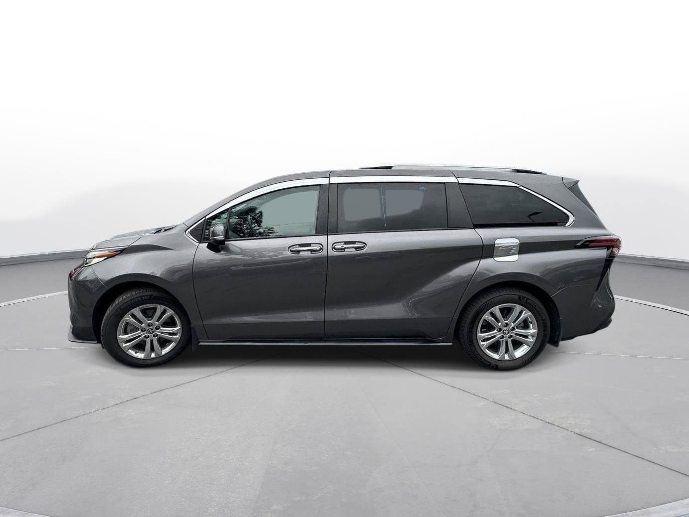 Used 2023 Toyota Sienna Platinum AWD/4WD image 9