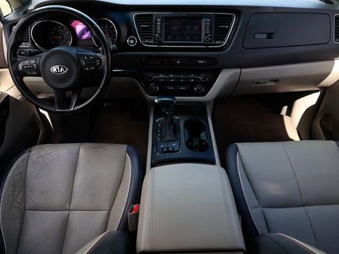 Used 2017 Kia Sedona LX w/ LX Essentials Premium Package image 2