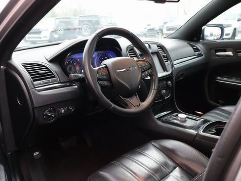 Used 2018 Chrysler 300 S w/ 300S Premium Group image 10