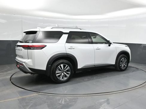 Used 2025 Nissan Pathfinder SL FWD image 3