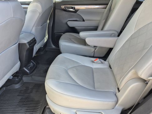 Used 2021 Toyota Highlander Platinum AWD/4WD image 17