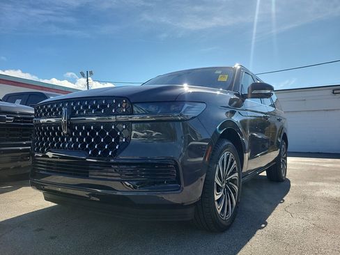 Used 2025 Lincoln Navigator Black Label image 3