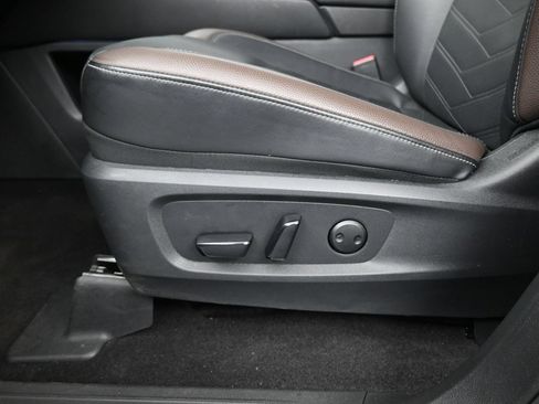 Certified 2025 Nissan Pathfinder Platinum FWD image 10