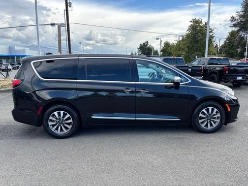 Used 2023 Chrysler Pacifica Limited w/ Uconnect Theater Family Group FWD image 6